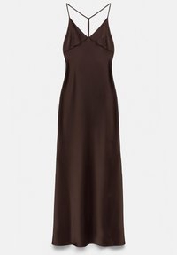 Robe nuisette en satin brun foncé avec fines bretelles spaghetti et col en V, s'étendant jusqu'à un long ourlet fluide.