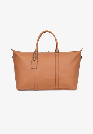 Borsa da viaggio in pelle marrone chiaro con due manici resistenti, cuciture visibili e un'etichetta per i bagagli attaccata. Presenta una texture liscia e un design spazioso.