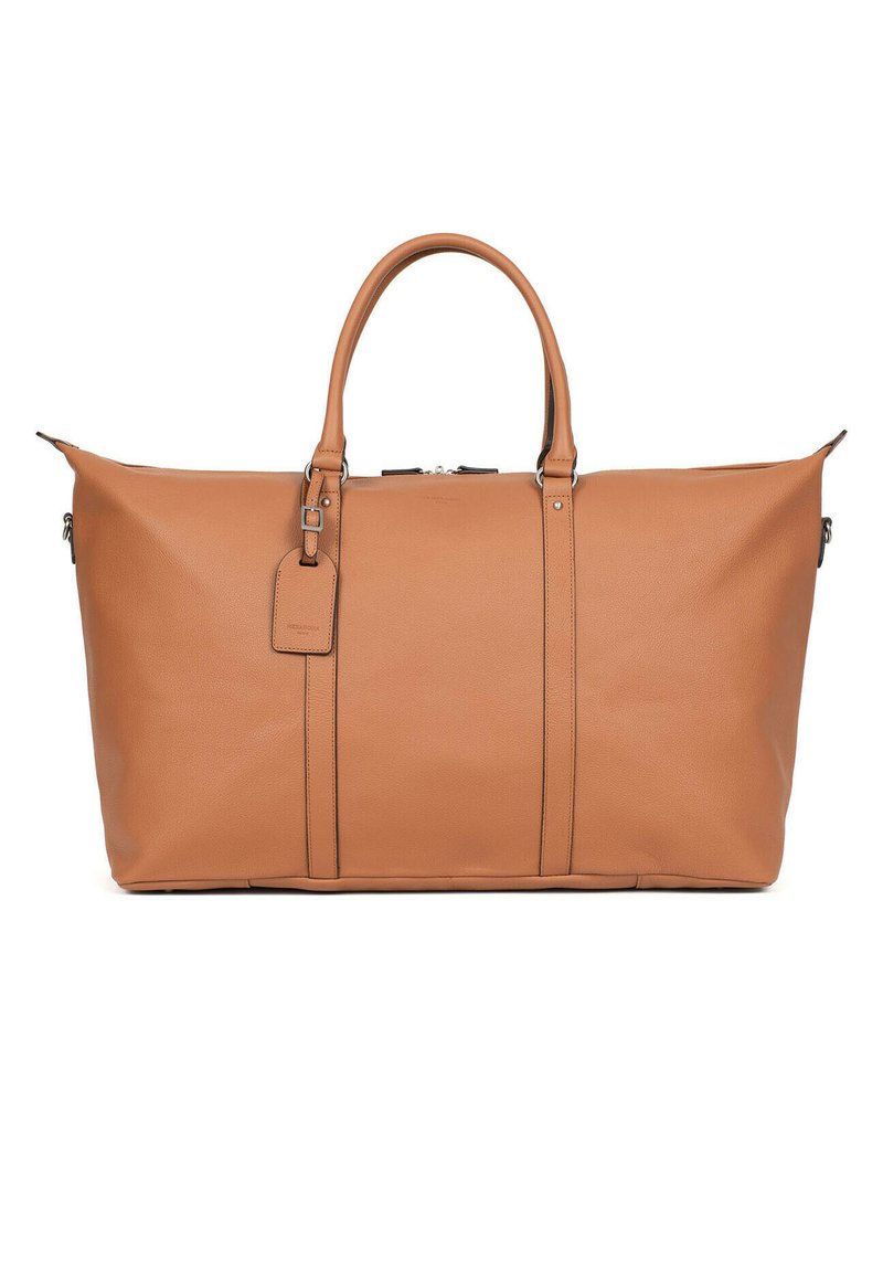 Borsa da viaggio in pelle marrone chiaro con due manici resistenti, cuciture visibili e un'etichetta per i bagagli attaccata. Presenta una texture liscia e un design spazioso.