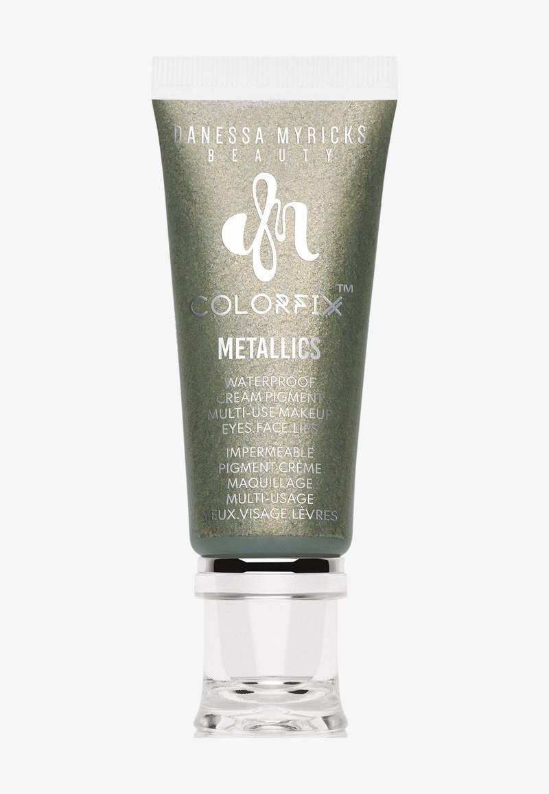 Metallische groene crèmekleurpigmenttube met een heldere basis; bevat een waterproof formule, gelabeld voor veelvuldig gebruik op ogen, gezicht en lippen.