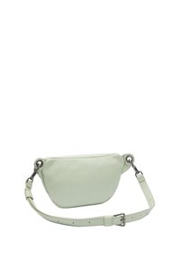 Lichtgroene leren tas met een gebogen vorm, verstelbare schouderband en metalen hardwareaccenten. Glad oppervlak en minimalistisch ontwerp.