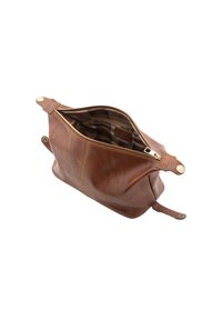  pochette con zip in pelle marrone dalla texture morbida, con hardware dorato e una fodera in tessuto a scacchi. Due linguette esterne per la chiusura.