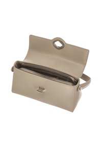 Bolso de cuero beige con diseño estructurado, que incluye un compartimento con cremallera, herrajes metálicos y un asa superior para llevar.