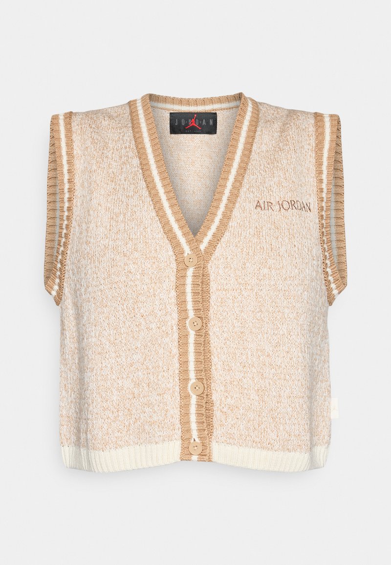 Beige und cremefarbene gestrickte ärmellose Strickjacke mit braunen gestreiften Abschlüssen, vier Knöpfen und "Air Jordan"-Stickerei auf der Brust.