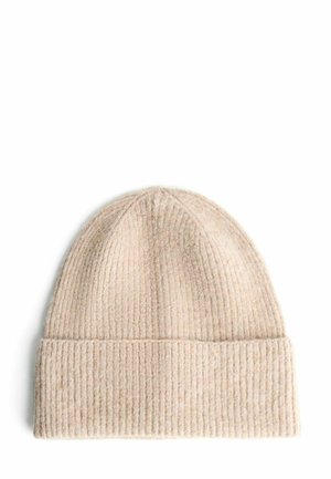 Beanie beige lavorato a maglia in morbida lana. Presenta una texture a coste verticali e un risvolto. Design semplice con corona arrotondata per il calore.