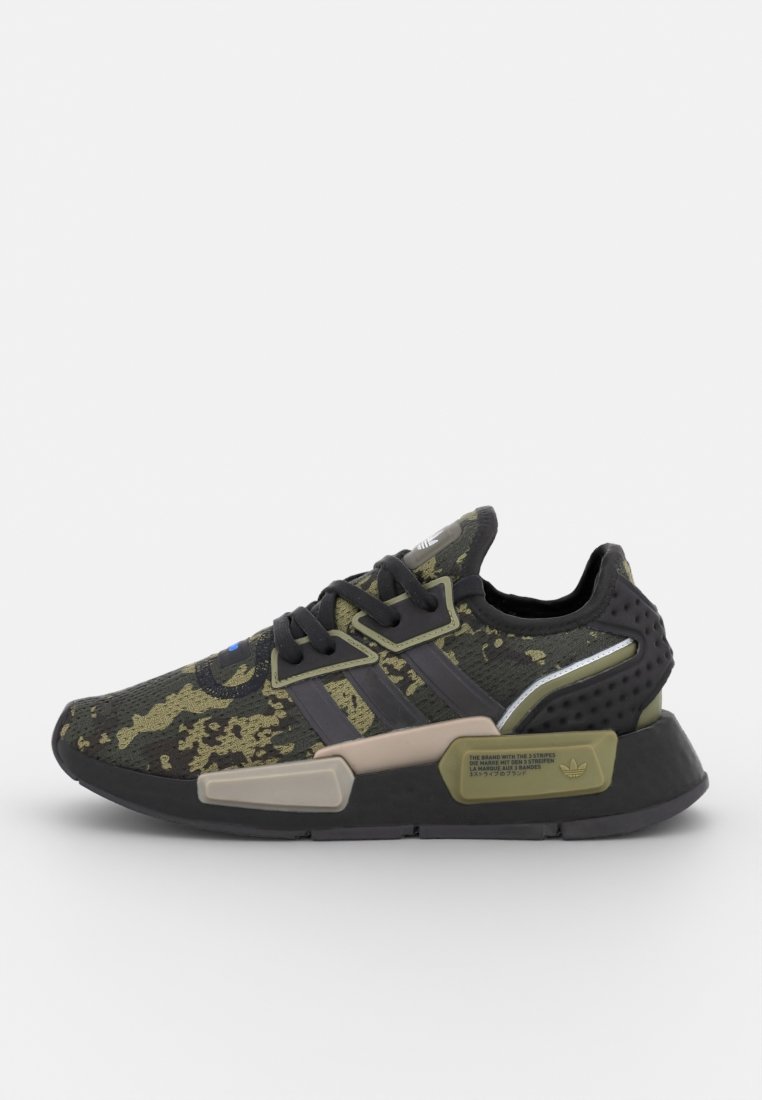 Czarno-oliwkowe sneakersy z teksturowaną górą, trzema czarnymi paskami i masywną podeszwą z beżowym akcentem oraz elementami odblaskowymi.