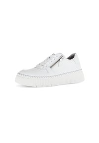 Witte leren sneaker met ronde neus, gladde textuur, veter sluiting aan de voorkant, zijrits en dikke rubberen zool met horizontale ribbels.