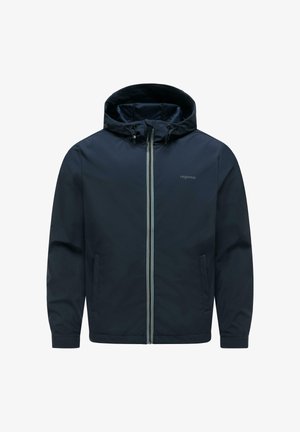 Marineblauwe capuchonjas met rits aan de voorkant, twee zijzakken, verstelbare capuchonkoorden en een subtiel "ragwear"-logo op de borst.