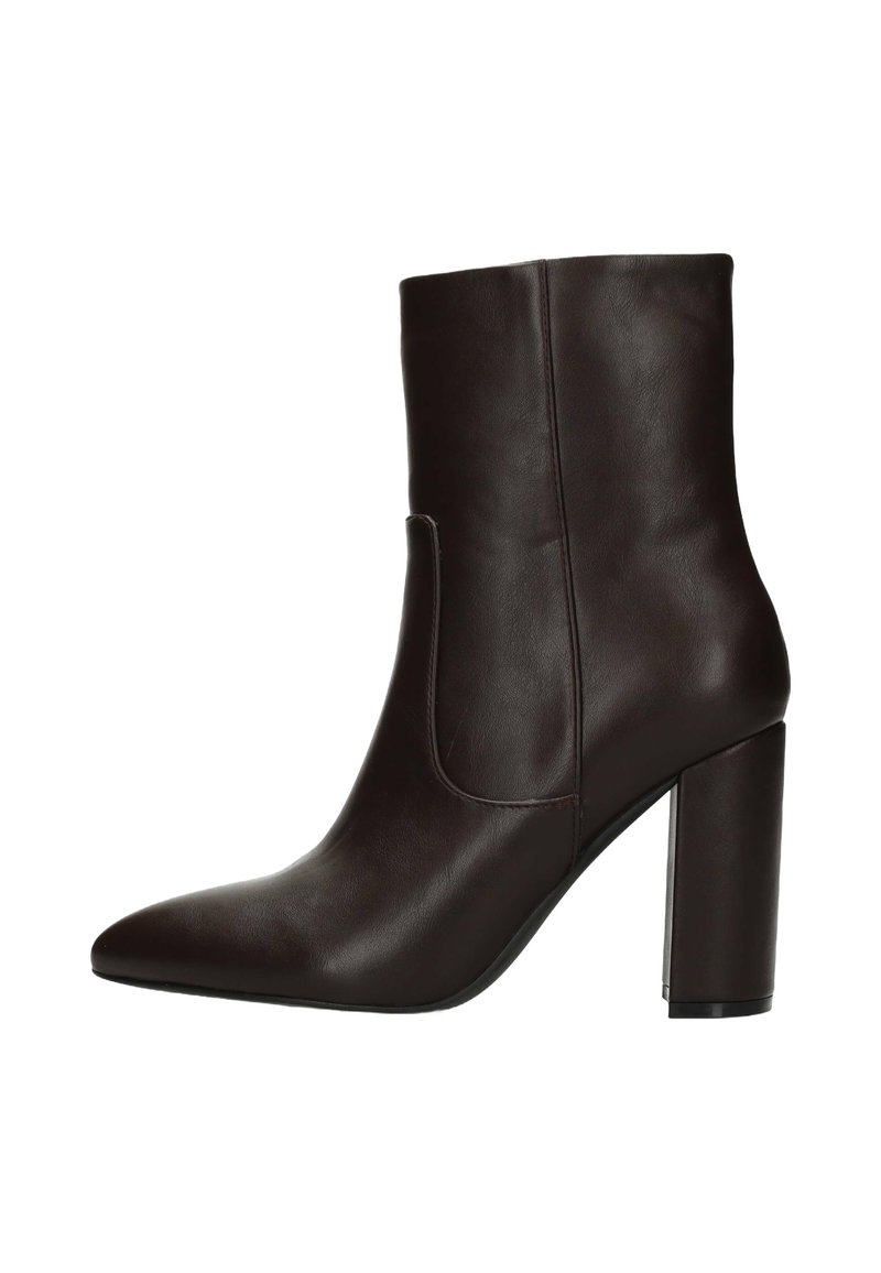 Bottines en cuir marron avec un bout pointu et un talon carré de 10 cm. Texture lisse ; présente un design découpé sur le côté pour un style supplémentaire.