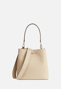 Borsa a secchiello in pelle beige con finitura testurizzata, manico corto e tracolla lunga regolabile, con dettagli in metallo dorato.