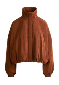 Kratka puhovka rjave barve z visokim ovratnikom, sprednjo zadrgo, skrito s patento, dolgimi rokavi ter elastičnimi manšetami in robom.