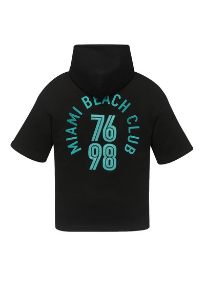 Felpa nera con cappuccio e maniche corte. Presenta un testo turchese: "MIAMI BEACH CLUB 76 98" in un layout audace e circolare sul retro.