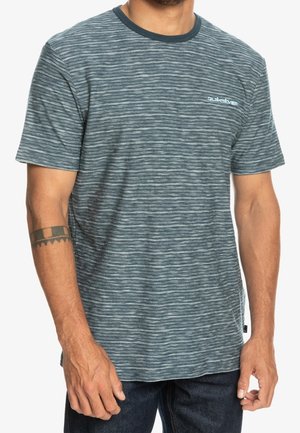 T-shirt à manches courtes rayé en bleu sarcelle foncé et gris clair, fabriqué en tissu doux avec un col rond et un petit logo sur la poitrine.