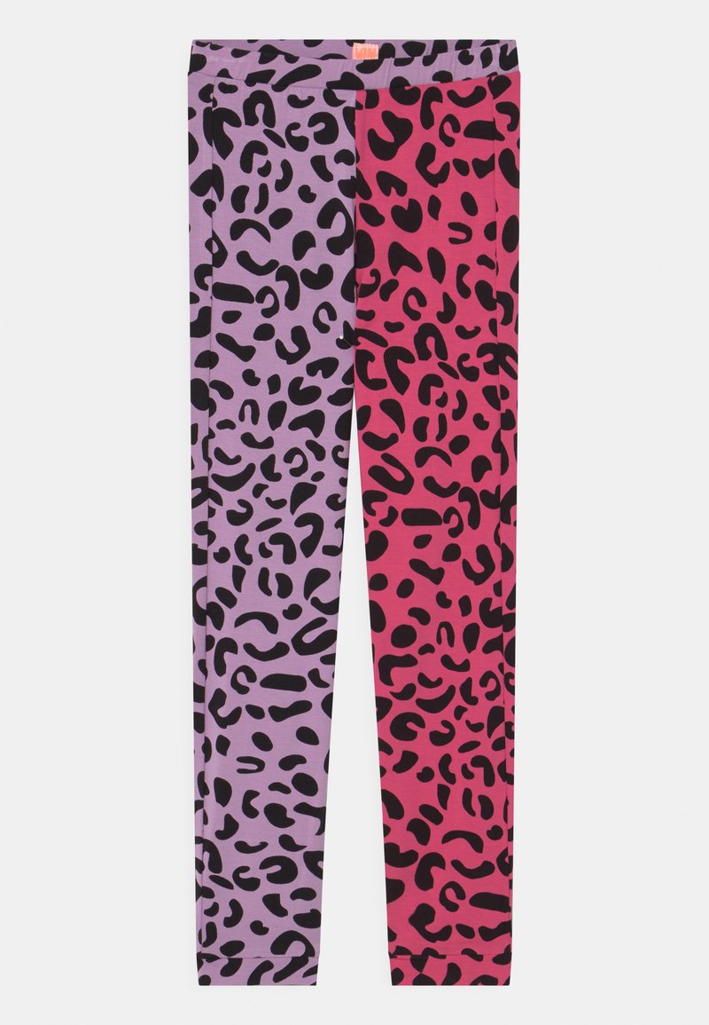 Leggings com padrão de leopardo apresentando seções roxas e rosas com manchas pretas, tecido macio, design ajustado e textura suave.