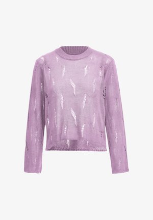 Vaaleanlila neulepaita, jossa on pyöreä kaula-aukko, pitkät hihat ja avara kudontamalli, jossa on halkioita kauttaaltaan. Lyhyt malli.