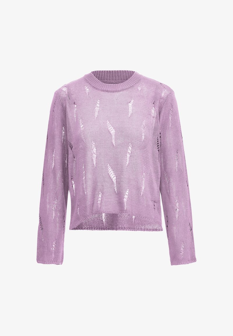 Világoslila kötött pulóver kerek nyakkal, hosszú ujjakkal és nyitott szövésű mintával, melyen rések találhatók. Rövdebb fazon.