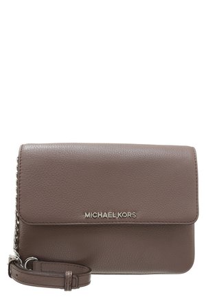 Brązowa, teksturowana skórzana torebka Michael Kors na ramię z srebrnym łańcuszkiem i metalowym logo na przednim klapie.