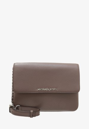 Brązowa, teksturowana skórzana torebka Michael Kors na ramię z srebrnym łańcuszkiem i metalowym logo na przednim klapie.