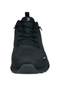 Schwarze Sportschuhe mit einem oberen Material aus strukturiertem Gewebe, verstärkter Zehenkappe und einem sicheren Schnürsystem. Solide Gummisohle mit Profilmuster für guten Halt.