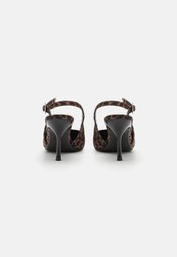 Leopardenmuster High Heels mit Slingback-Design, schwarzen Akzenten, geschwungenen Absätzen und strukturiertem Material. Verstellbare Schnalle am Knöchelriemen.