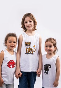 Drei Kinder tragen weiße Tanktops mit Tiermotiven: einen Krebs, einen Tiger und einen Mops. Die Tops haben runde Ausschnitte und keine Ärmel.