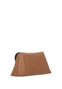 Borsa a pochette in pelle marrone con un design strutturato, fondo piatto e tasca posteriore. Presenta una texture liscia e sottili accenti hardware.