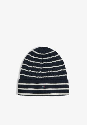 Bonnet en tricot bleu marine avec des rayures blanches horizontales et un bord replié avec un petit logo rouge, blanc et bleu.