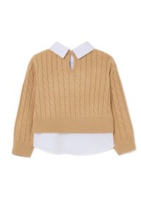 Pull en maille beige avec un motif en relief en câble, présentant un détail de chemise col blanc en dessous et une ouverture en forme de trou de serrure à l'arrière.