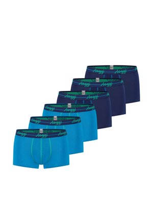 Seks herre boxershorts i to nuancer af blå, arrangeret i en trappemæssig række med elastiske linninger med mærke.
