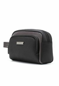 Czarna torba na kosmetyki z teksturowanej tkaniny, z podwójnymi zamkami błyskawicznymi i solidnym uchwytem bocznym. Posiada elegancki metalowy akcent z logo.