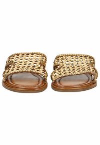 Splétané slámové sandály s přirozenou barvou, otevřeným designem na prsty, plochou dřevěnou podrážkou a měkkým koženým interiérem pro pohodlí.