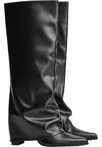 Bottes noires en cuir montantes avec un design décontracté, bouts pointus et un petit talon carré. Texture lisse avec des coutures et des accents minimaux.