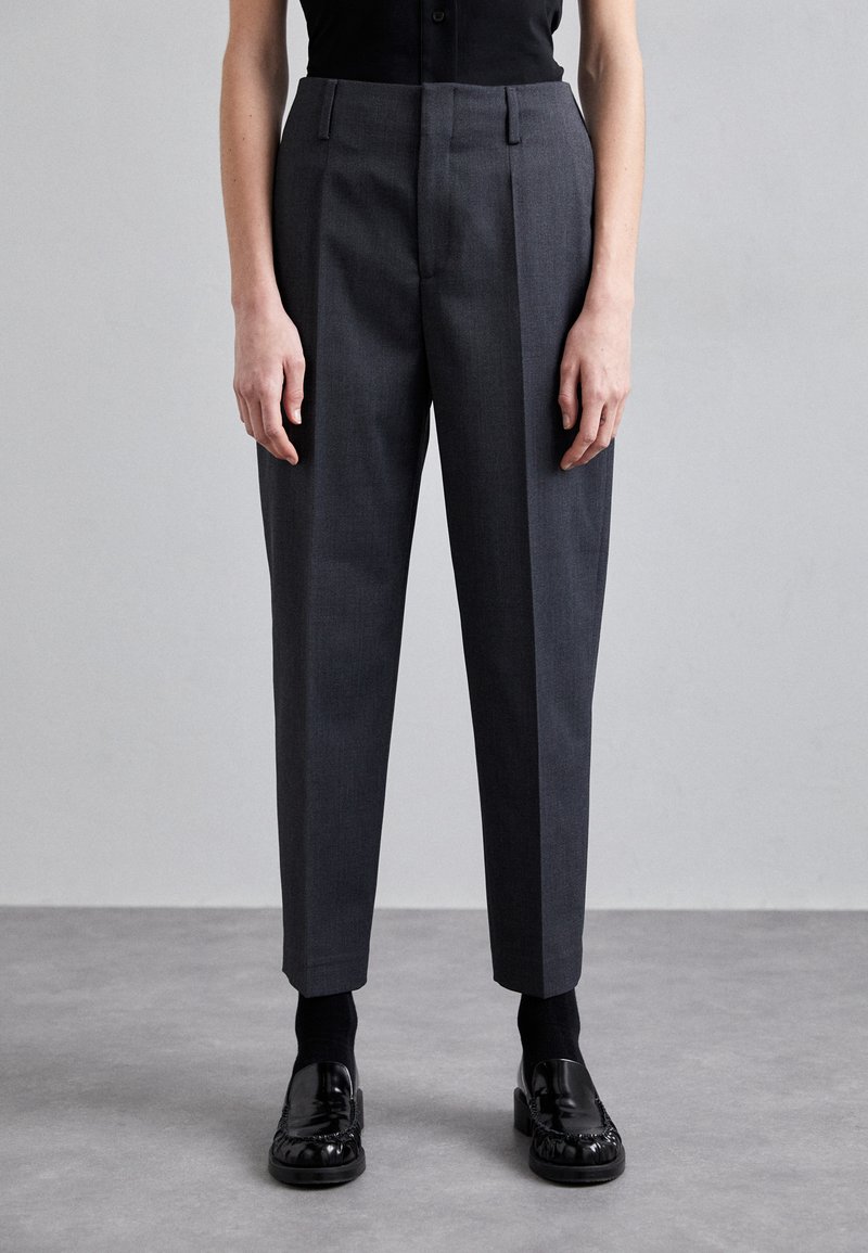 Filippa K - KARLIE TROUSERS - Pantaloni - dark grey, Ingrandire
