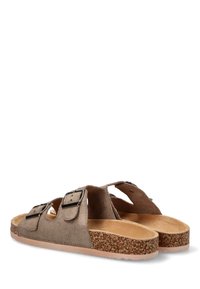 Sandalias de ante marrón con dos hebillas ajustables, diseño de puntera abierta y una base de corcho para mayor comodidad, con suela texturizada.