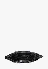 Borsa nera con esterno borchiato, chiusura con zip e doppi manici. Interno con fodera fantasia. Forma compatta e rettangolare.