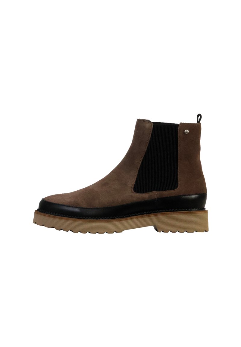 Bottines en suede brun avec un panneau latéral élastique noir et une semelle crantée beige, présentant une bordure noire et une lanière à l'arrière.