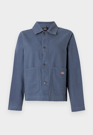 Sinine puuvillane jakk kraega, nööpidega kinnitusega, kahe ees oleva tasku ja väikese brändilogo paremal taskul.