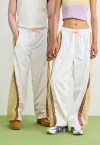 Nike Sportswear - F.R.O.G TRACK PANT UNISEX - Treningo apatinė dalis - white/olive aura/taupe grey Miniatiūros vaizdas 1