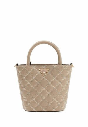 Sac à main beige avec un design matelassé, présentant des coutures blanches contrastantes et une plaque logo métallique. Poignées arrondies pour un transport facile.