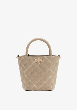 Sac à main beige avec un design matelassé, présentant des coutures blanches contrastantes et une plaque logo métallique. Poignées arrondies pour un transport facile.