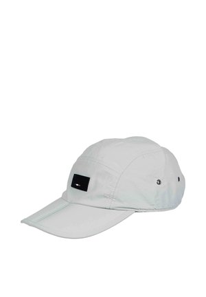 Cască gri deschis din material, cu un patch rectangular negru în față, visieră curbată și cusături întărite cu orificii de aerisire.