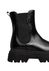 Zwarte enkelboot met een glad leren bovenwerk, stretch stoffen zijpanelen, dikke rubberen zool en een trekloop aan de achterkant voor gemakkelijk aan- en uittrekken.