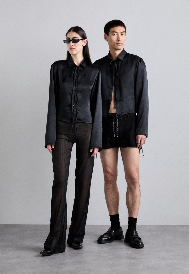 Ludovic de Saint Sernin CROP SHINY UNISEX - Camicia - black