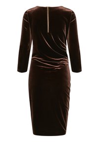 Brun sammetsklänning med en åtsittande siluett, trekvartsärmar och en dragkedjedetalj i ryggen, har draperat tyg vid midjan.