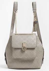 Sac à main synthétique gris avec motif en relief, fermoir doré et accent en chaîne. Dispose de deux bandoulières : une bandoulière plate et une bandoulière en chaîne.