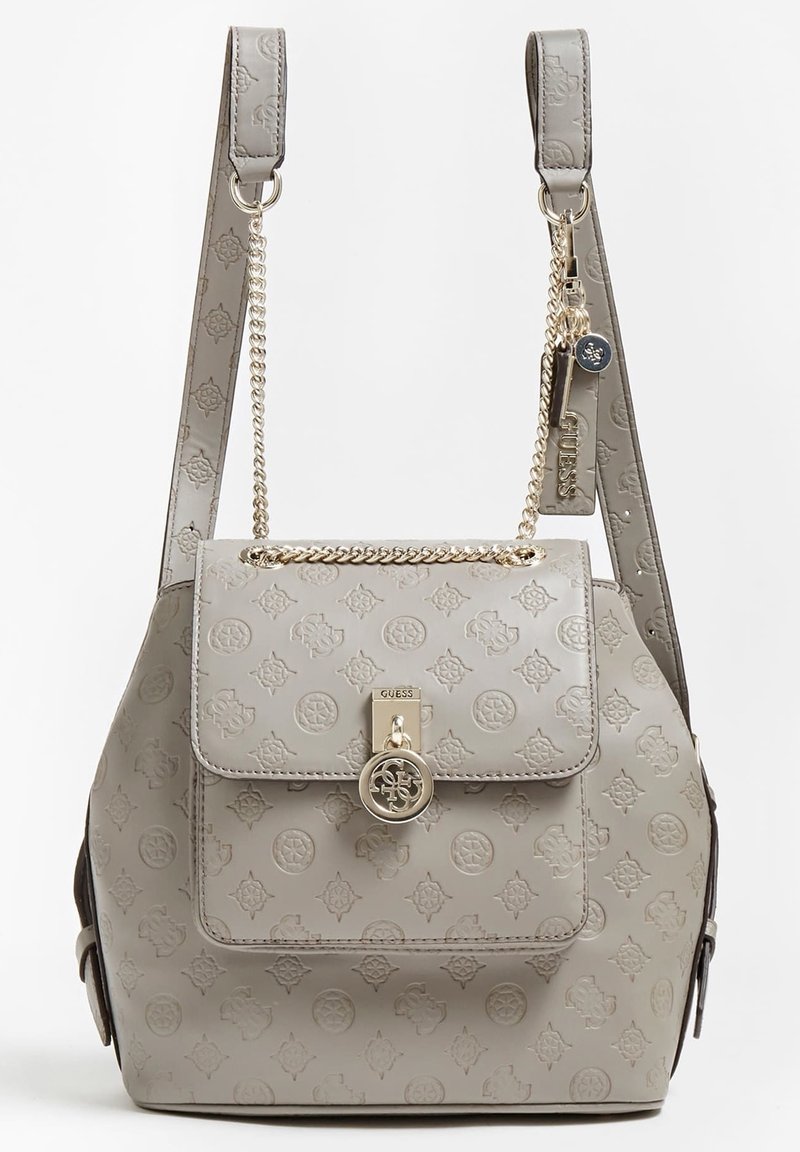 Sac à main synthétique gris avec motif en relief, fermoir doré et accent en chaîne. Dispose de deux bandoulières : une bandoulière plate et une bandoulière en chaîne.