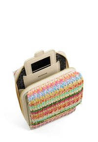 Multikleurige geweven tas met een gestructureerd oppervlak, voorzien van een crèmekleurig interieur en een klein vakje voor een spiegel. Ritssluiting voor extra beveiliging.