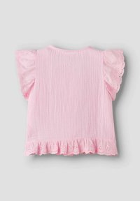 Top corto rosa con maniche a sbuffo, caratterizzato da bordi smerlati e dettagli a occhiello lungo le maniche e l'orlo, realizzato in un tessuto leggero e testurizzato.