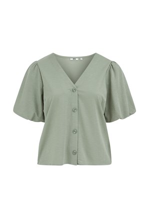Blusa verde chiaro a maniche corte con scollo a V, quattro bottoni davanti e maniche leggermente arricciate.
