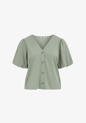 Blusa verde chiaro a maniche corte con scollo a V, quattro bottoni davanti e maniche leggermente arricciate.
